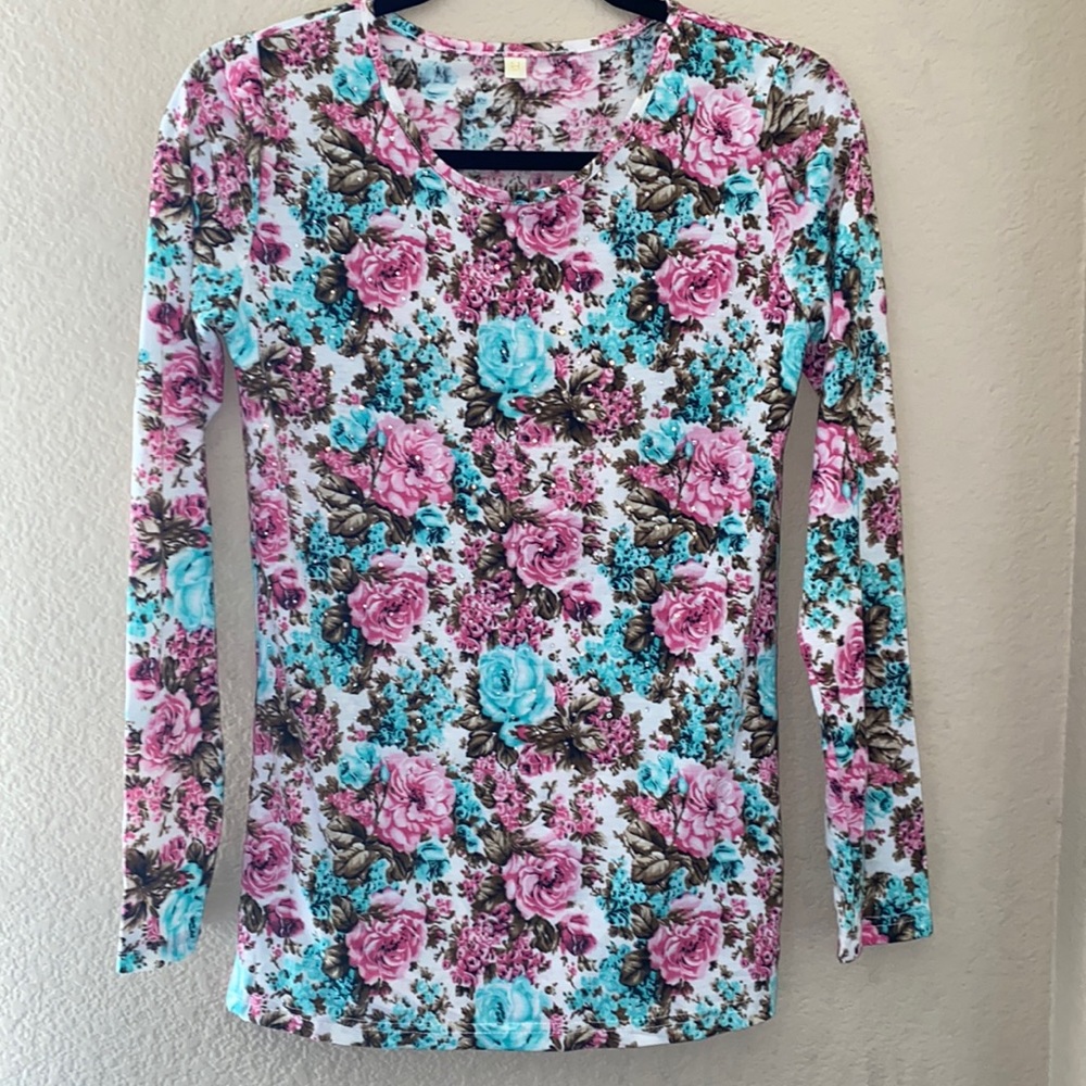 L/S CRYSTAL-STUDDED FLORAL PRINT TOP.